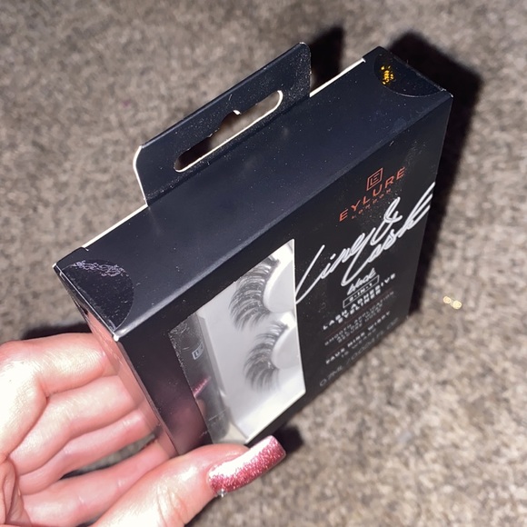 Lashes - Picture 2 of 3